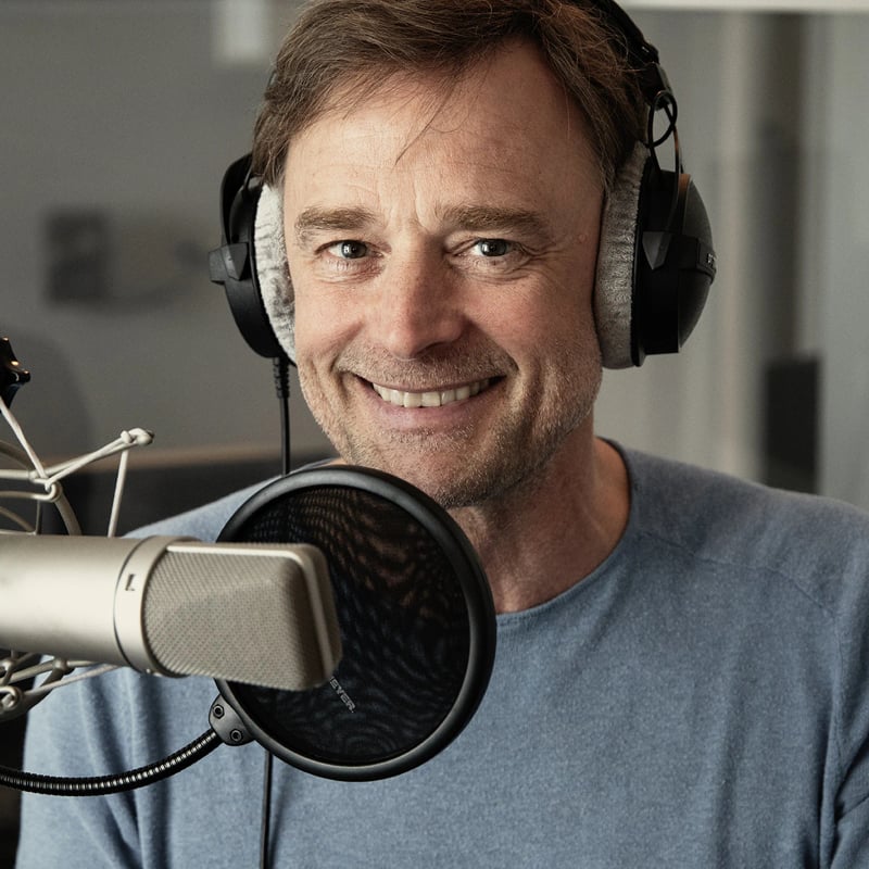 Eric Langner im Tonstudio mit Mikrofon — Werbesprecher und Synchronsprecher aus Hamburg